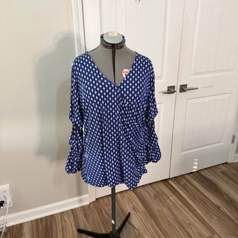Cato NWT Top, Size 3X, 25” p-p, 30” length, Blue Geometric Print Wrap C7552